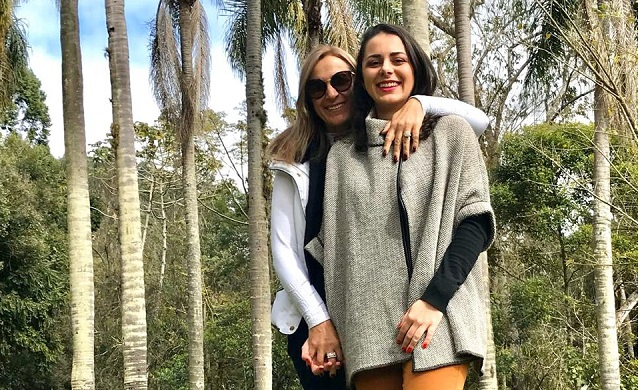 Jessica e a mãe Claudete, hoje separadas pela distância