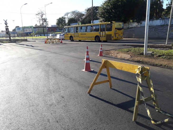 O asfalto novo e, ao fundo, o amarelinho ainda no trajeto atual / Fotos / Vídeo: Denis Luciano / 4oito