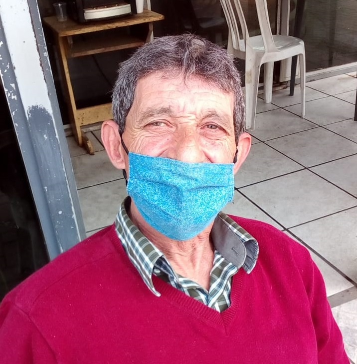 O taxista Jorge Vasconcelos elogia a população pela adesão às máscaras / Fotos: Sandy Brasil / 4oito