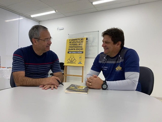 Jota Éder conversa com o auxiliar técnico Juninho, do Criciúma / Divulgação