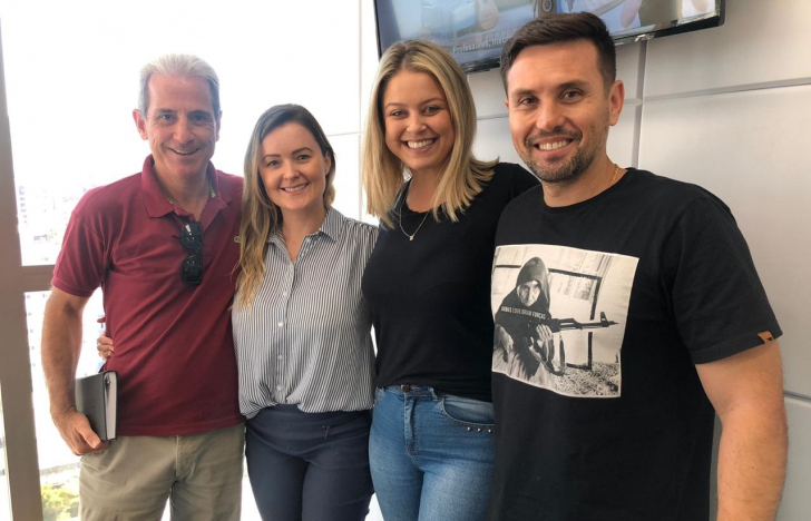 Na foto de 9 de março, Júlia e Giovana ladeadas pelo pré-candidato a prefeito do PT, Francisco Balthazar, e pelo pré-candidato a vereador do PL, Márcio Campos Neves / Arquivo / 4oito