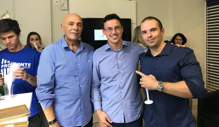 Júlio, na foto com o presidente estadual Lucas Esmeraldino e com o deputado Jessé / Divulgação