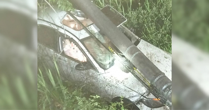 Carro caiu em um córrego e ficou sob um poste de iluminação após sair da pista | Foto: CBMSC/4oito