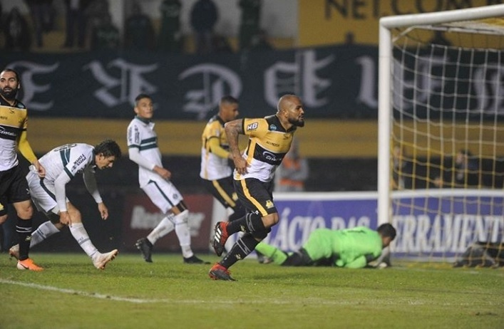 Liel pode ser uma importante arma na bola aérea (Foto: Caio Marcelo / Criciúma EC)