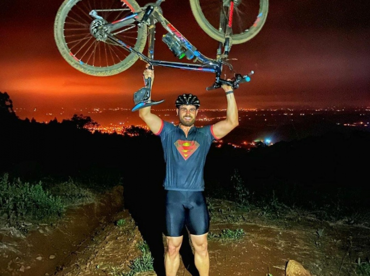 Luan Bristot com a bicicleta, sua companheira de muitas pedaladas havia bastante tempo / Divulgação