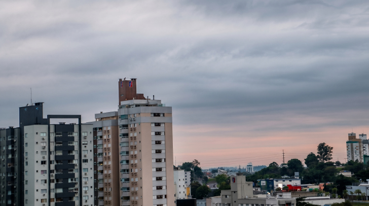 Amanhecer com céu encoberto e temperaturas baixas em Criciúma | Foto: Davi Brabos/4oito
