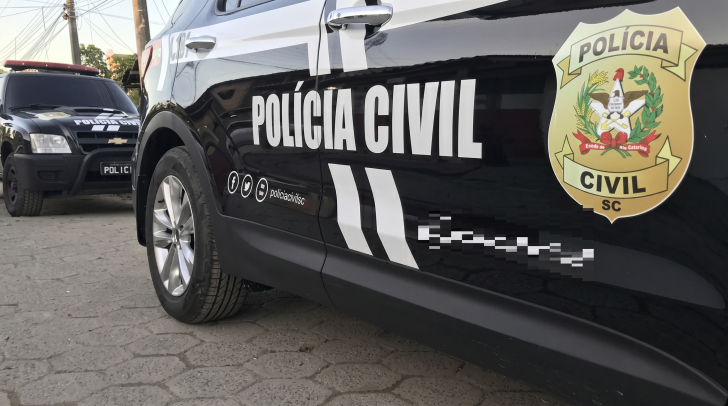 Durante a prisão, policiais apreenderam documentos falsos, arma, munições e anotações do tráfico | Foto: Divulgação/Polícia Civil SC
