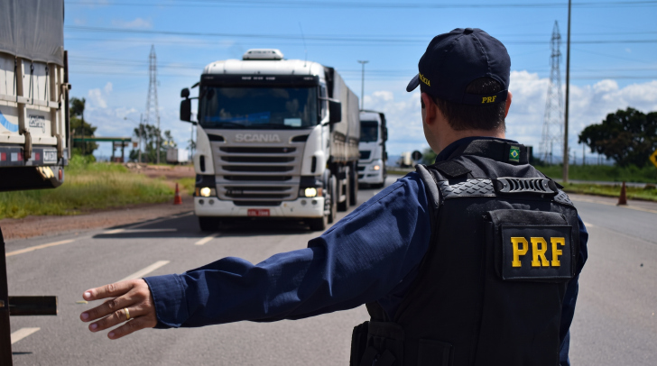 Óleo espalhado sobre o asfalto impede a liberação total da rodovia | Foto: Divulgação/PRF
