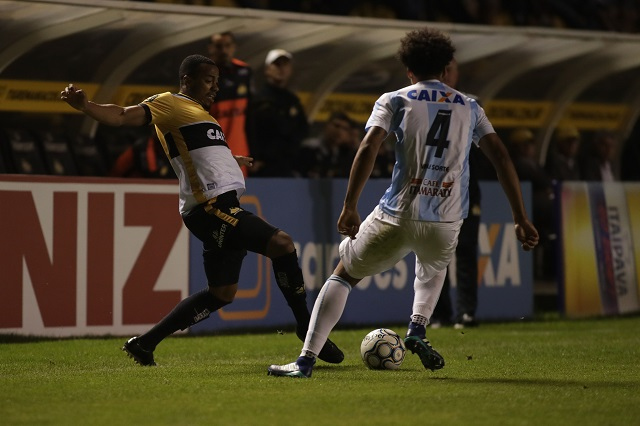 Para Marlon Freitas, time está sabendo segurar a pressão e aproveitando os contra-ataques/Foto: Guilherme Hahn/Especial