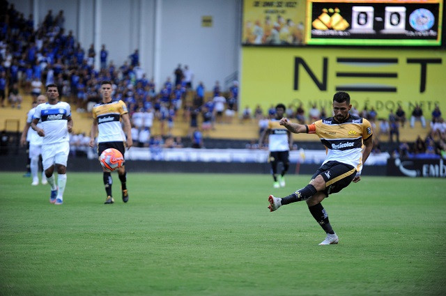 Marlon disputa para ser o melhor lateral esquerdo / Foto: Caio Marcelo / Criciúma EC
