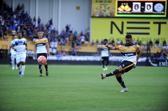 Marlon disputa para ser o melhor lateral esquerdo / Foto: Caio Marcelo / Criciúma EC