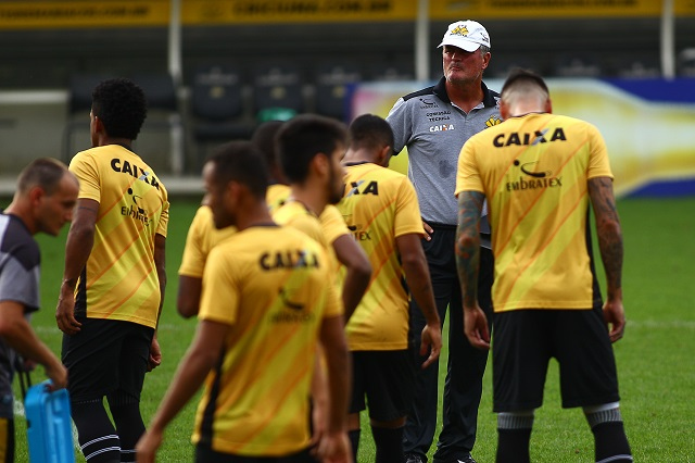 Delegação viaja para Minas Gerais, mas técnico não confirma o provável time/Foto: Guilherme Hahn/Especial