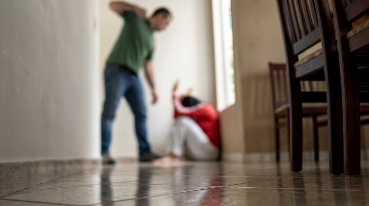 Especialista explica o que caracteriza o feminicídio | Foto: Imagem gerada com auxilio de IA/4oito