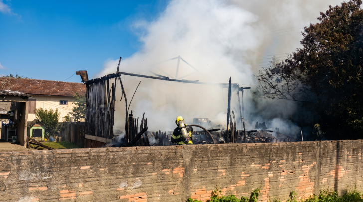 Uma menina de 11 anos estava na residência no momento do incêndio, mas conseguiu sair a tempo | Foto: Divulgação/Corpo de Bombeiros