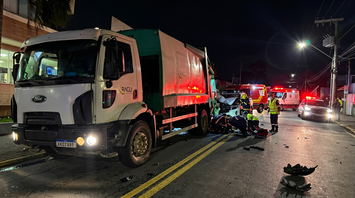 Acidente ocorreu durante a madrugada enquanto a vítima realizava a coleta de lixo em Içara | Foto: Divulgação/Polícia Militar