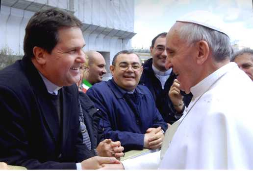 Monsenhor Ângelo Mezzari com o Papa Francisco, no Vaticano / Divulgação