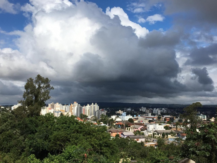 O sol aparecendo entre nuvens nesta segunda / Foto: Nei Manique