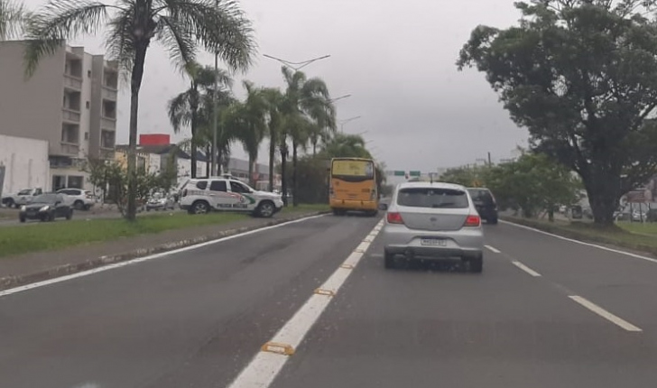 Viatura da PM próximo ao local onde ocorreu o atropelamento no começo da tarde / Foto: Luana Mazzuchello / 4oito