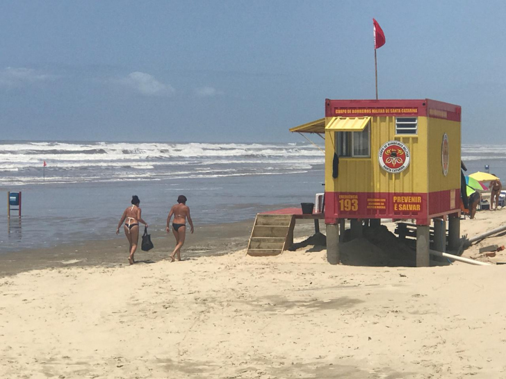 Ressaca fez o mar se aproximar da guarita dos guarda-vidas próximo à plataforma Norte na manhã desta sexta / Fotos: Denis Luciano / 4oito