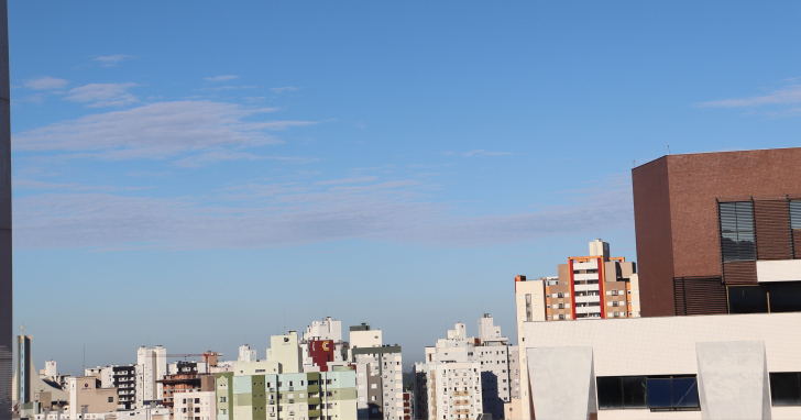 Temperaturas sobem a partir da tarde desta segunda (4), e despencam no fim de semana - Foto: Davi Brabos/4oito