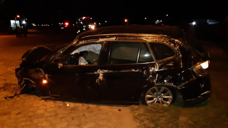 Um dos carros envolvidos no acidente com morte em Imbituba, na madrugada desta sexta / Divulgação