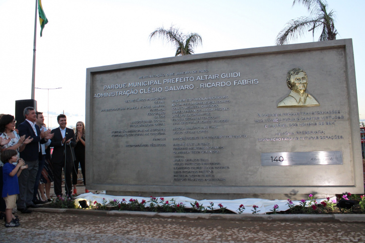 A placa na inauguração do parque, em 6 de janeiro / Divulgação