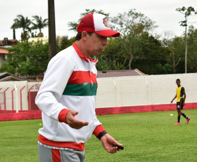 Técnico Paulo Baier na preparação do Time da Raça / Divulgação