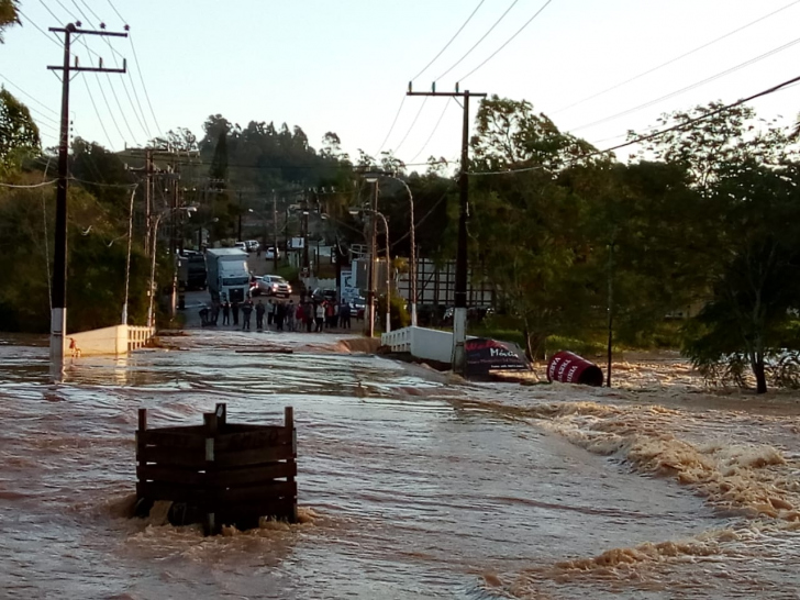 Ponte de Jaguaruna tomada pela água e sem passagem de veículos / Divulgação