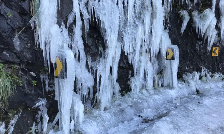 O gelo toma conta da encosta e até da placa / Fotos / Vídeo: Denis Luciano / 4oito