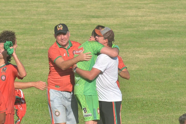 Volpato comemora com Paulo Baier o acesso no ano passado (Foto: Lucas Colombo / MC10)