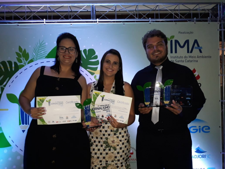 Jornalistas de A Tribuna no Prêmio IMA: Francieli Oliveira, Francine Ferreira e Guilherme Hahn / Foto: Divulgação