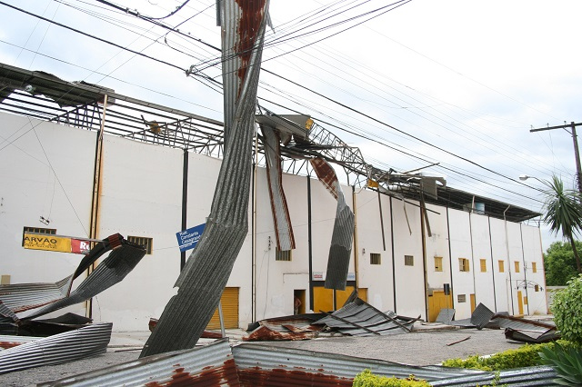 Em novembro daquele ano, tempestade levou parte da cobertura do Estádio Heriberto Hülse/Foto: Arquivo/A Tribuna