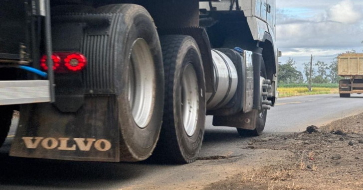 Caminhões pesados passam por trecho crítico da rodovia Jacob Westrup | Foto: Geórgia Gava/4oito