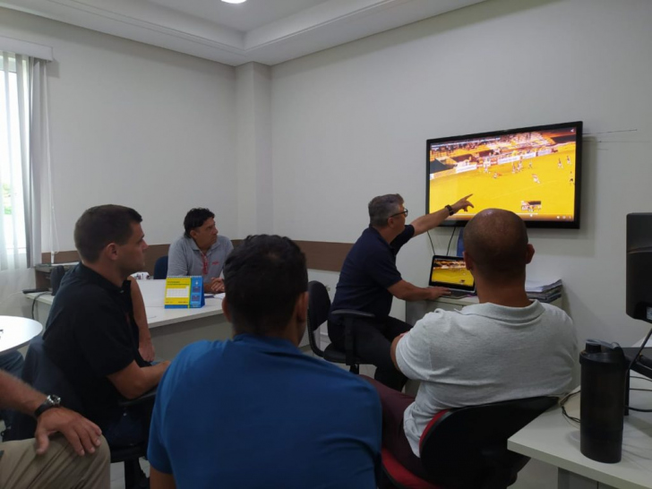 Na tela da TV, um lance de Criciúma 2 x 1 Concórdia / Divulgação