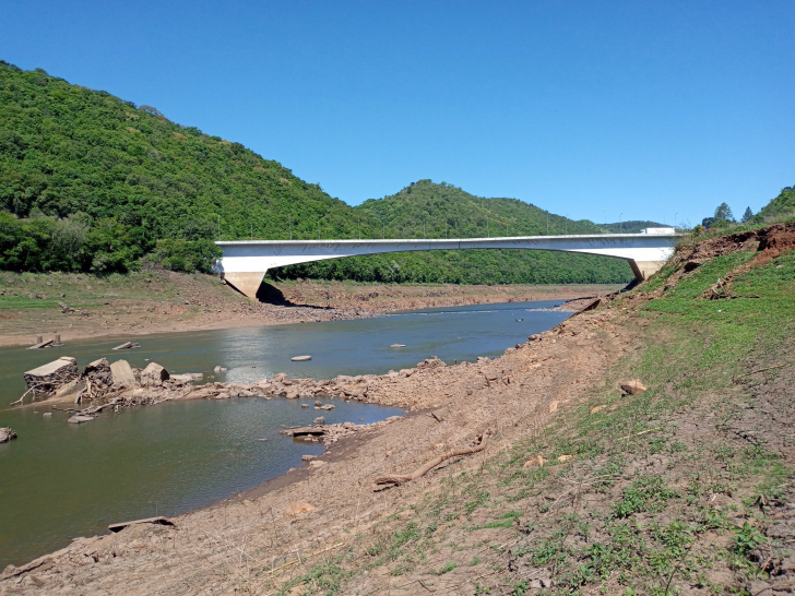 Rio Pelotas, entre Santa Catarina e Rio Grande do Sul, indicando efeitos da estiagem / Divulgação