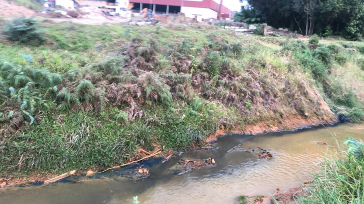 Rio poluído na Vila Macarini / Divulgação