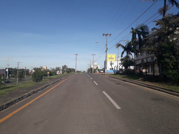 A faixa da esquerda servirá exclusivamente aos ônibus em breve / Fotos / Vídeo: Denis Luciano / 4oito