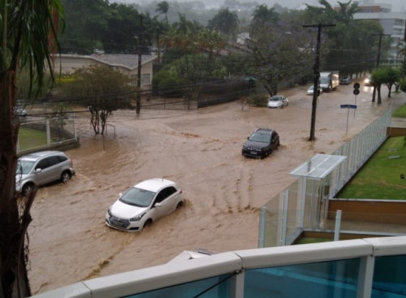 Um dos pontos de alagamento foi na Rodovia Luiz Rosso, na Quarta Linha / Divulgação