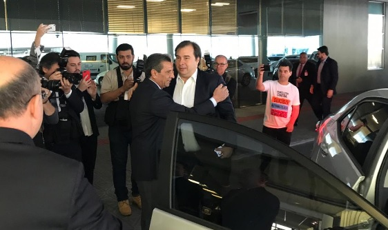Rodrigo Maia sendo recebido pelo deputado Julio Garcia, presidente da Alesc / Divulgação