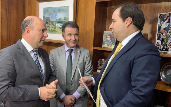 Rodrigo Maia com Marcelo Petrelli e o deputado federal Darci de Mattos em Brasília, quando recebeu o convite / Divulgação