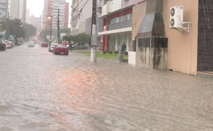 Rua Pedro Benneton, Bairro Santa Bárbara, próximo da esquina com a Avenida Centenário / Foto: Jhony Mangrich