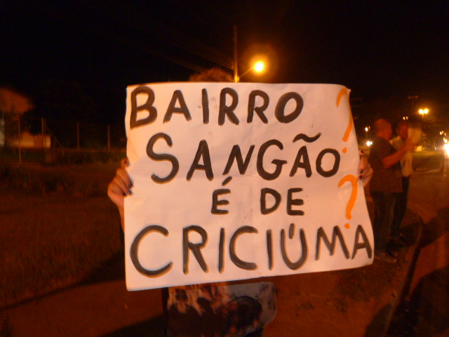 Um dos vários cartazes que ilustraram o protesto / Foto: Denis Luciano / 4oito