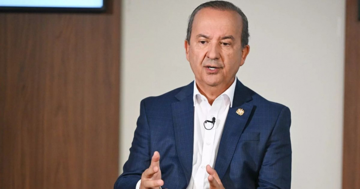 Jorginho Mello se posiciona contra restrições à cidadania italiana durante evento em Pedras Grandes | Foto: Eduardo Valente/Divulgação/4oito