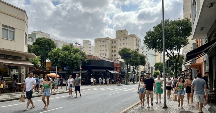 Sol aparece entre nuvens e vento deixa praias mais frescas | Foto: IA/4oito
