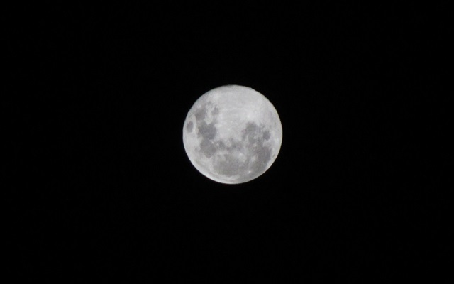 Flagrante da superlua pouco depois das 21h desta terça em Criciúma / Foto: Christophe Lima / Especial