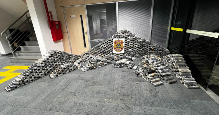 Pacotes de cocaína estavam escondidos sob o piso da sala de um imóvel | Foto: PFSC/4oito