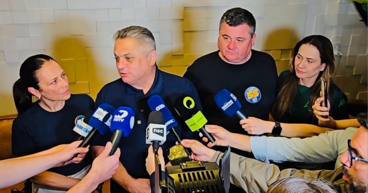 João Rodrigues ao lado da esposa, Fabiana, durante pronunciamento após o resultado das eleições em SC | Foto: Divulgação/4oito