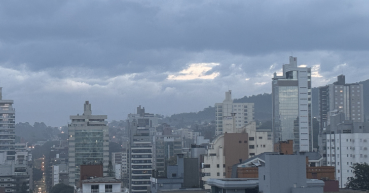 previsão indica amanhecer com serração e tarde de céu aberto, com temperaturas chegando aos 21°C I Foto: IA/4oito