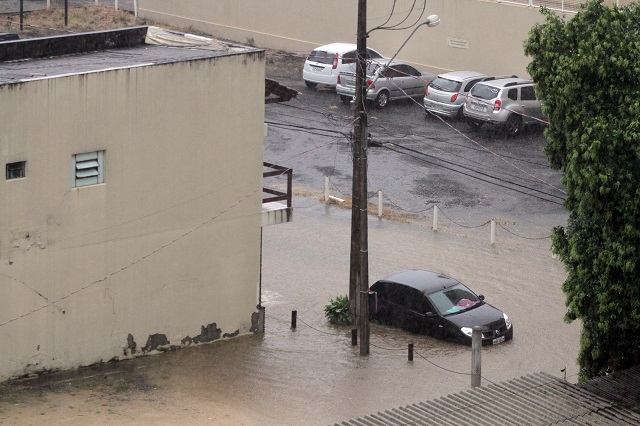 Carro estacionado ficou debaixo d'água na rua 7 de Setembro, no Centro / Foto: Daniel Burigo / A Tribuna