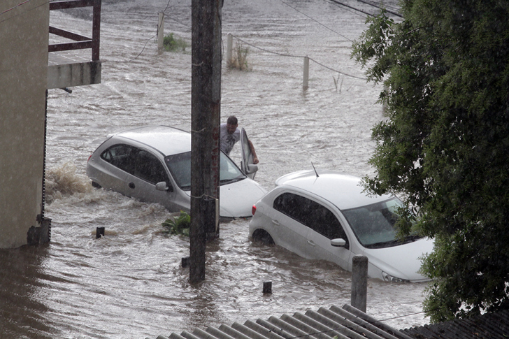 Motorista tentando entrar em um carro na rua Sete de Setembro, no Centro de Criciúma / Fotos: Daniel Búrigo / A Tribuna